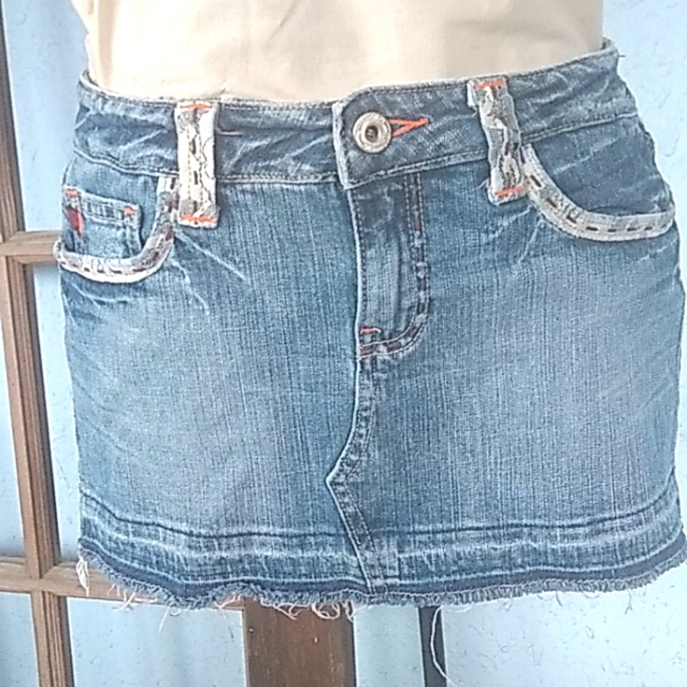 💥Miss Me Jean skirt with lace trimmings.